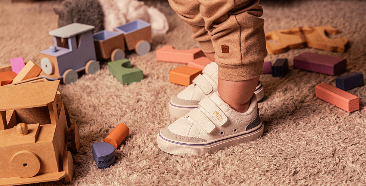 Qual sapato infantil a criança consegue calçar sozinha? | KLIN