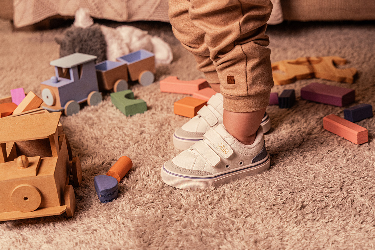Qual sapato infantil a criança consegue calçar sozinha? | KLIN